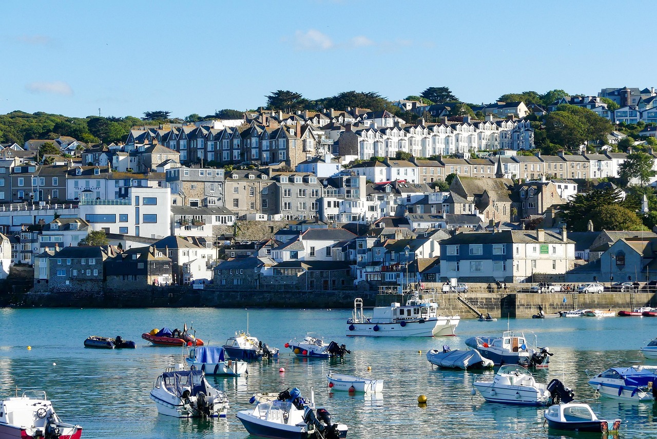 Cornwall coastline – dramatic cliffs and turquoise sea